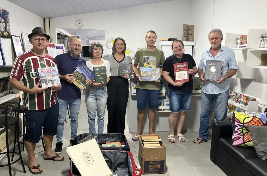 Entrega de acervo bibliográfico para educandário de Botuverá