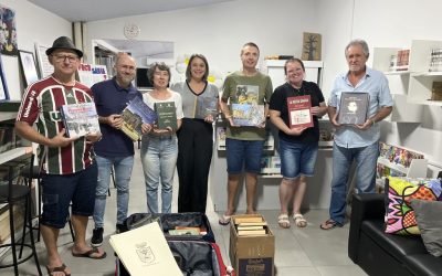Entrega de acervo bibliográfico para educandário de Botuverá